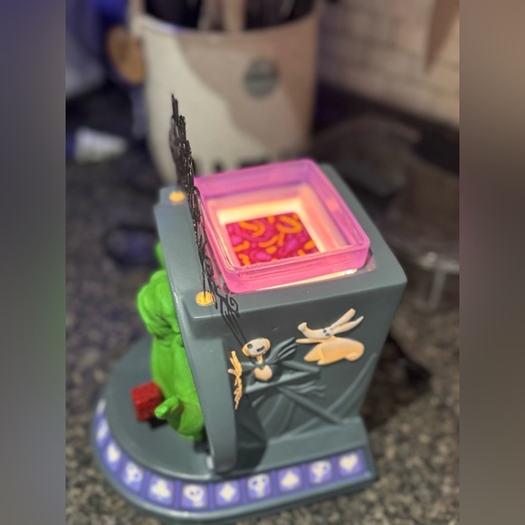 OOGIE BOOGIE’S CASINO NIGHTMARE BEFORE CHRISTMAS SCENTSY WARMER RARE - Picture 10 of 15